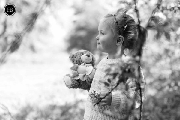 portrait-little-girl-and-teddy-bear-family-photo-shoot-west-london