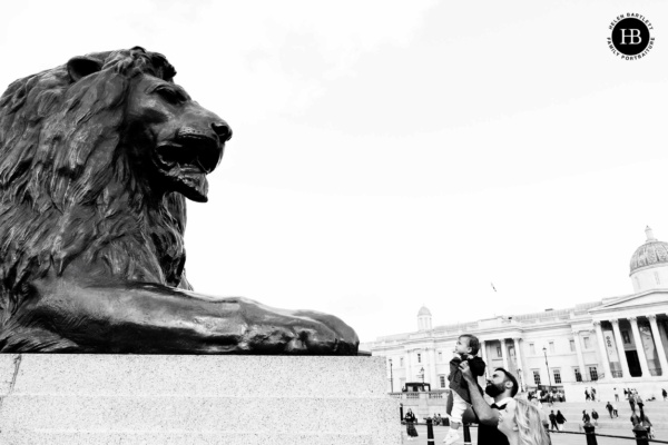 little-girl-looks-lion-trafalgar-square-photo-shoot