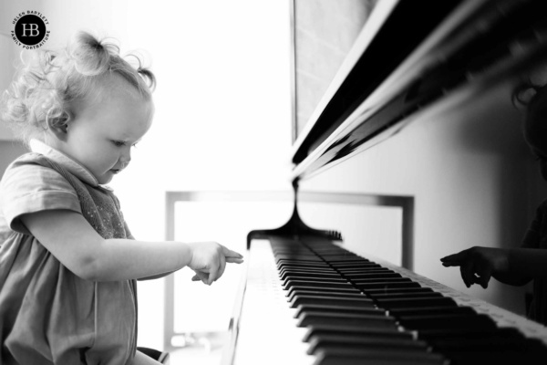 toddler-plays-piano-belgravia-family-photo-shoot
