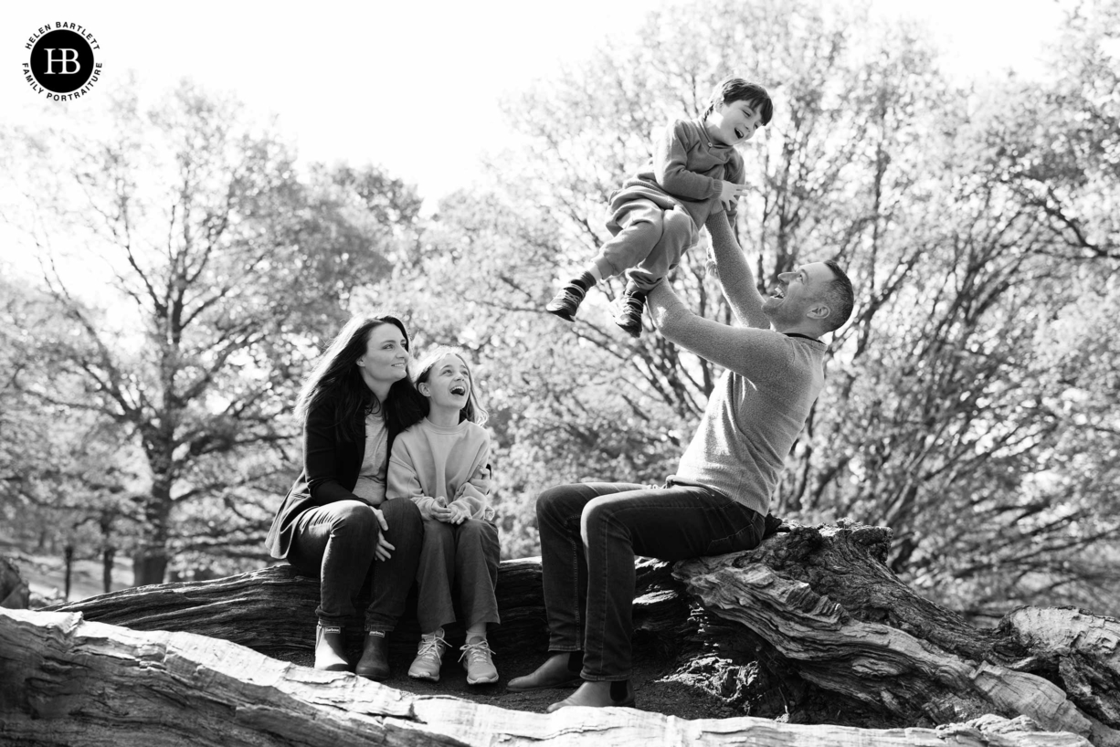 relaxed-professional-family-photograph-in-richmond-park