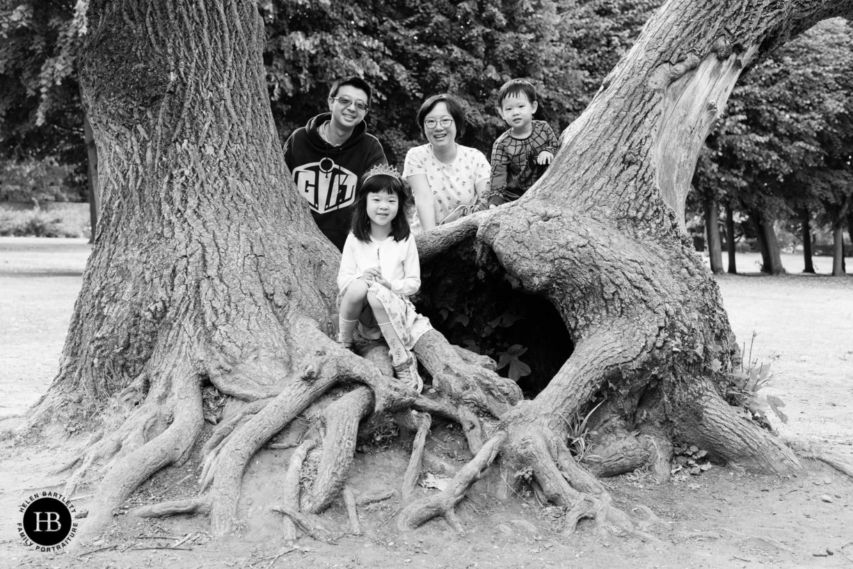 family-photo-in-tree-cedars-park