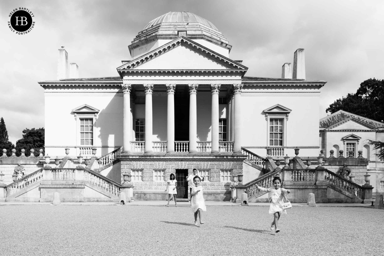 family-play-in-front-of-chiswick-house-on-photo-shoot