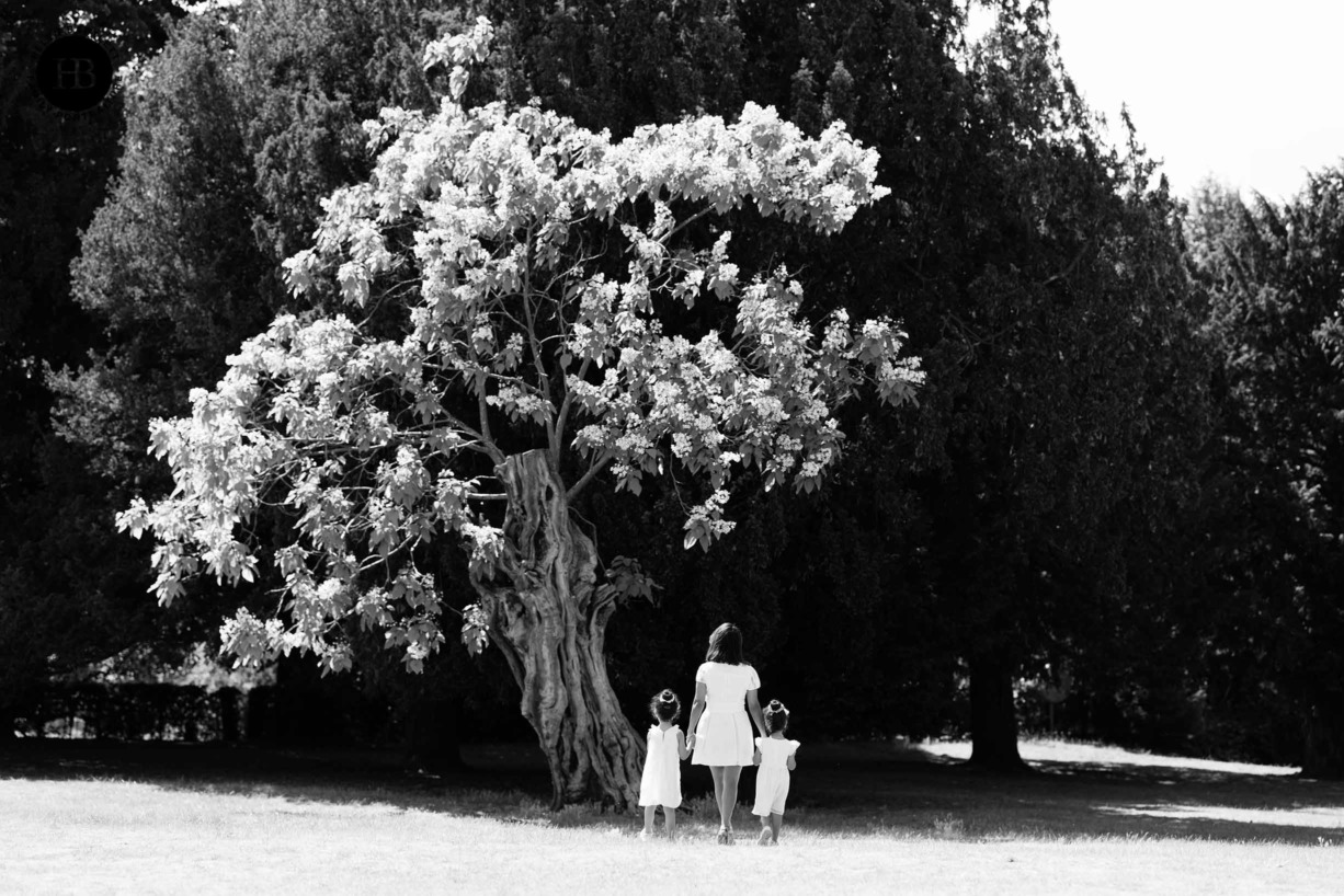 mother-and-girls-walk-towards-sunlit-tree-chiswick-house