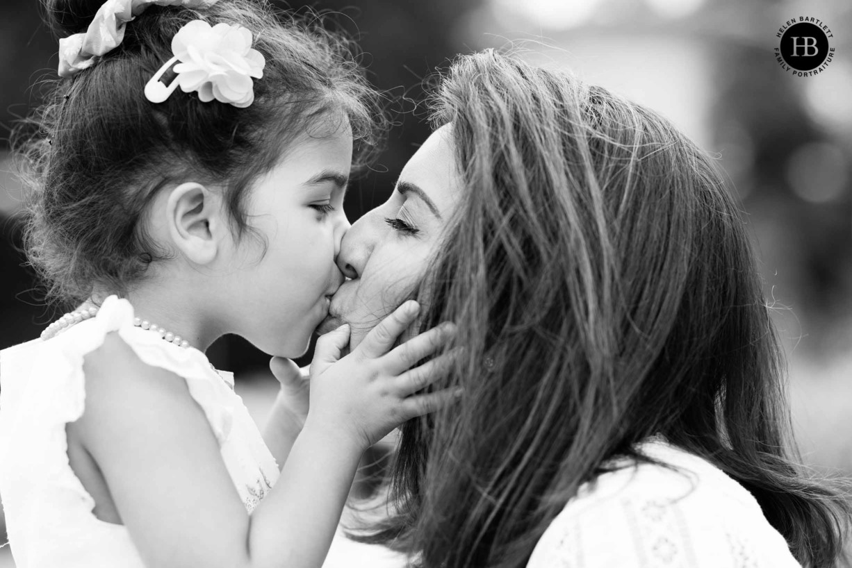 mother-daughter-kiss-family-photo-shoot