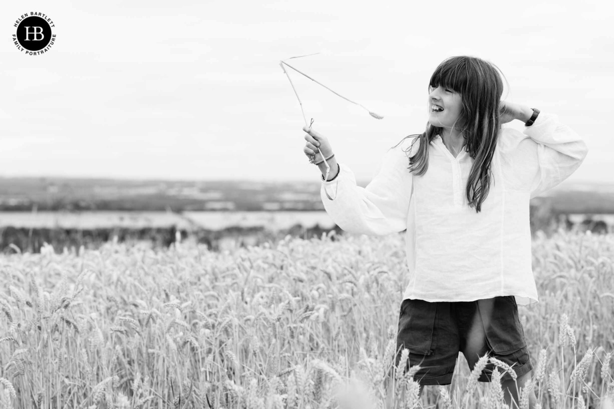 girl-plays-corn-family-photo-shoot-countryside