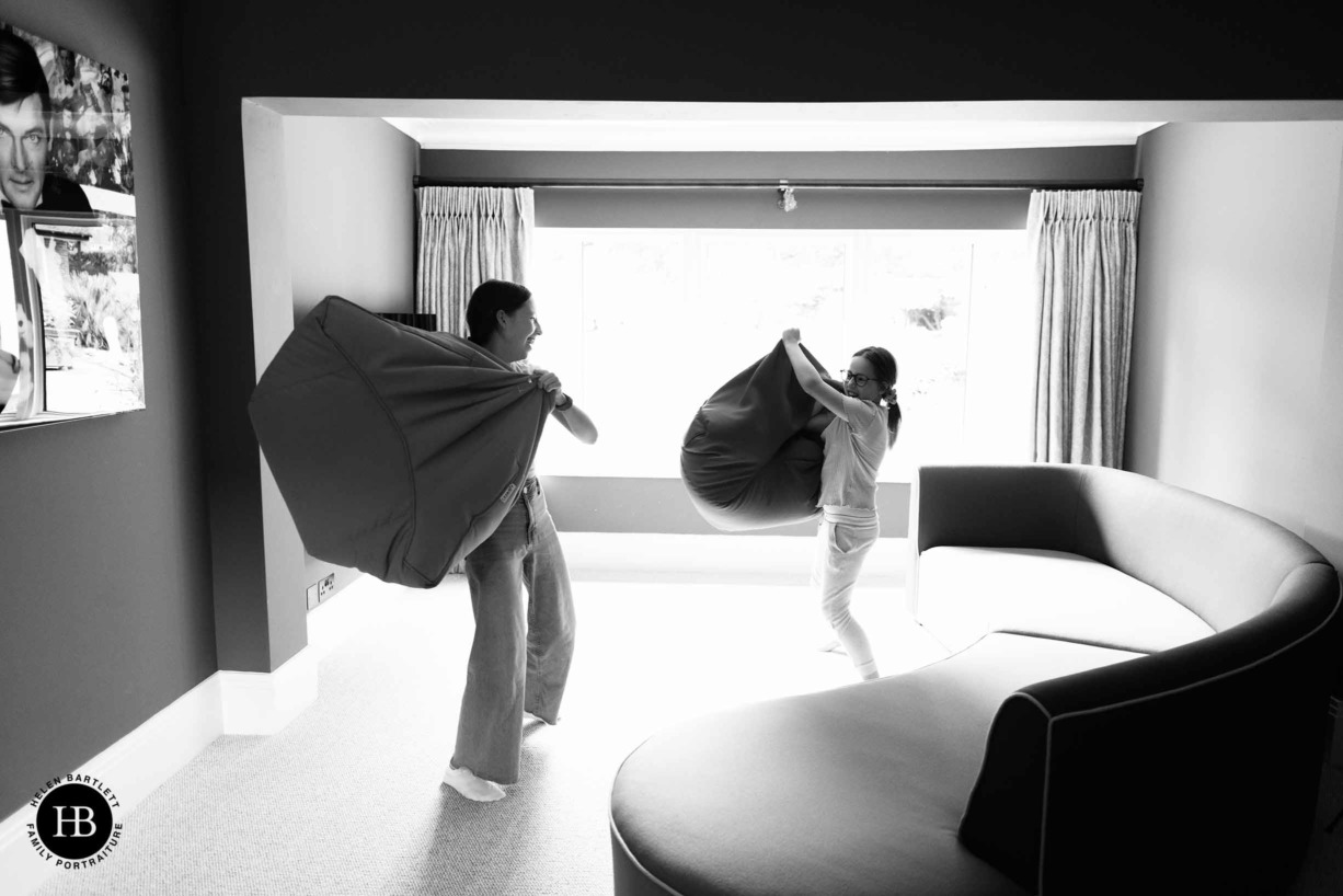 pillow-fight-on-family-photo-session