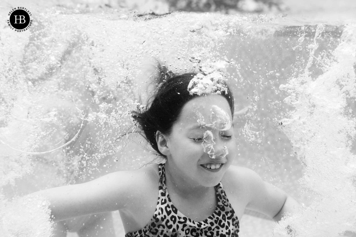 underwater-childrens-photography-monochrome