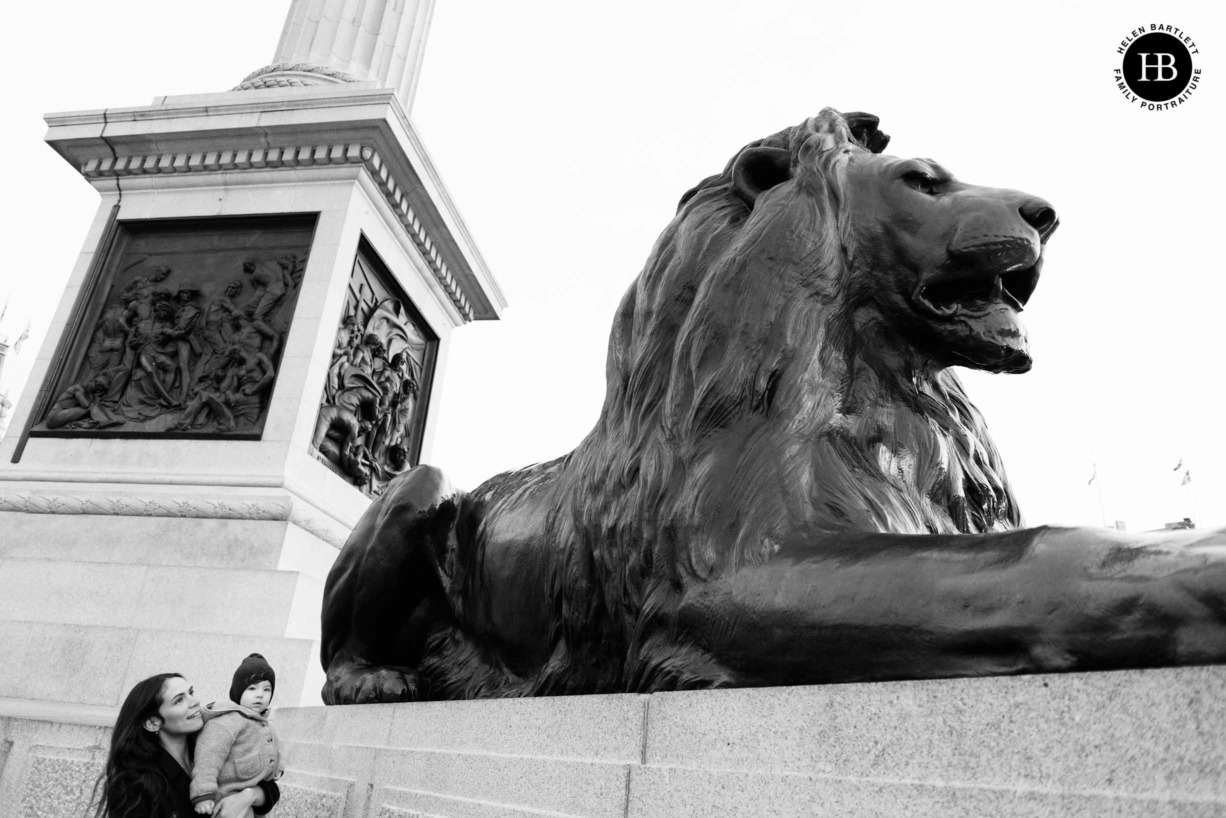 baby-portrait-trafalgar-square-with-lion