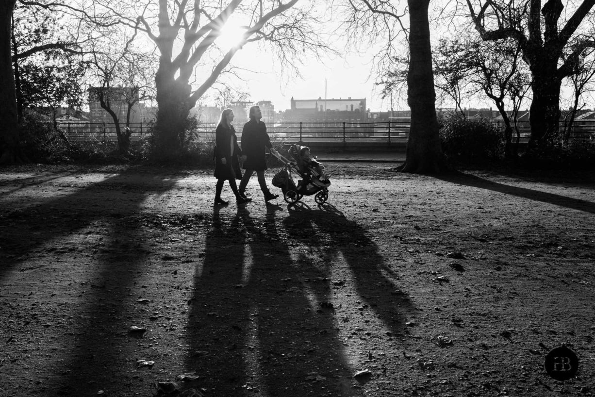 family-walk-by-river-fulham-photo-shoot