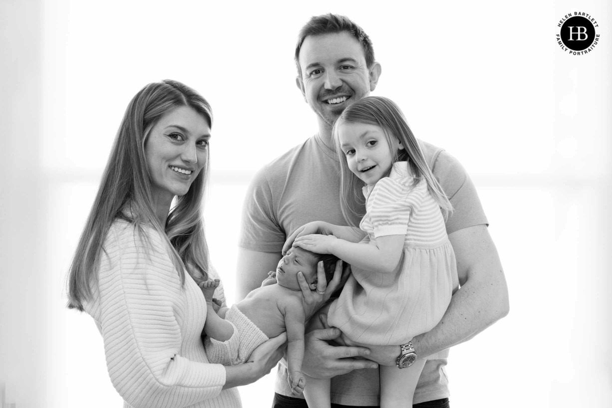 professional-family-newborn-photo-with-sibling