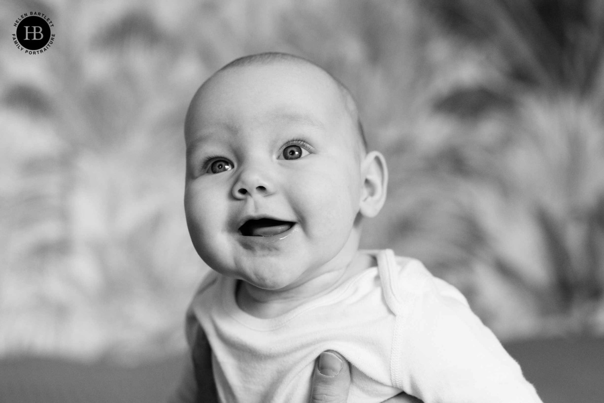 baby-photography-at-home-black-and-white