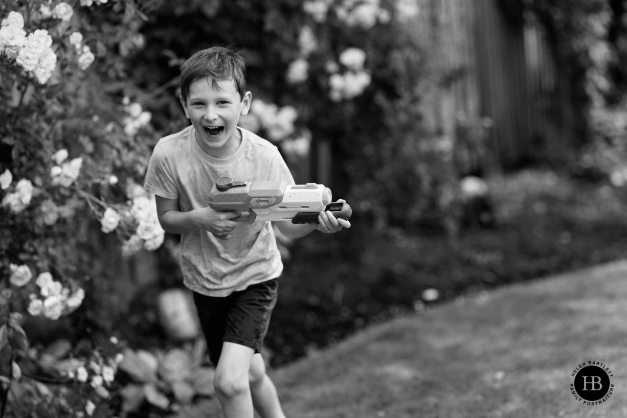 water-games-in-garden-on-family-photoshoot-wimbledon