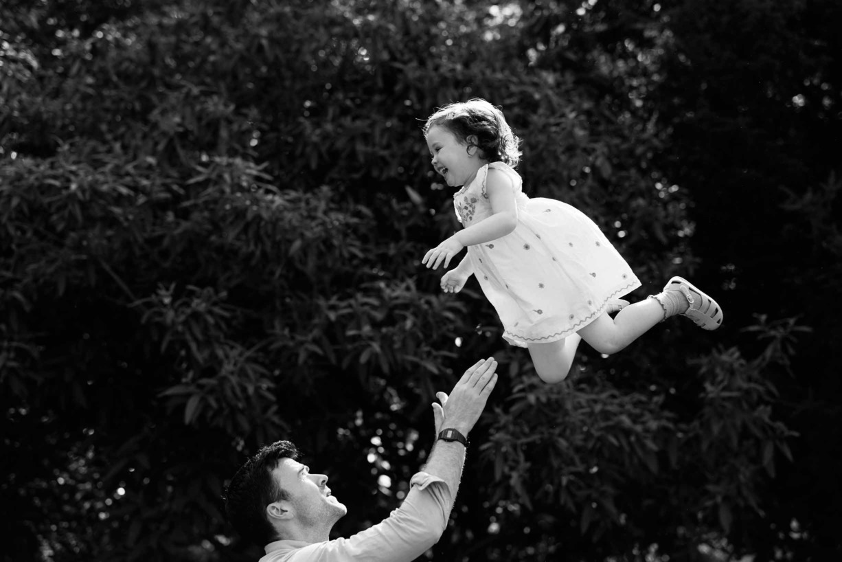 dad-throw-daughter-in-air-laughing