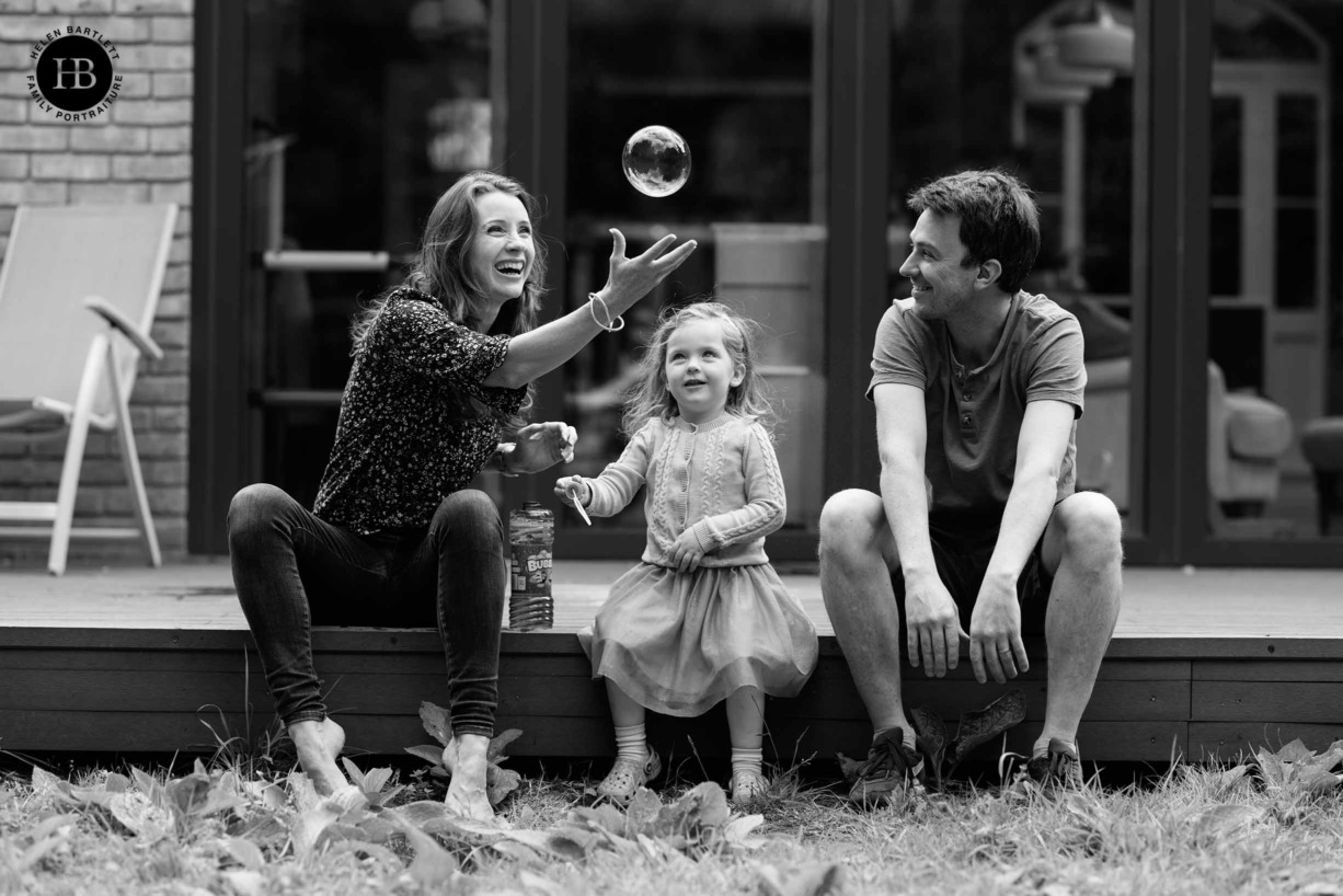 catching-a-bubble-on-family-photo-shoot