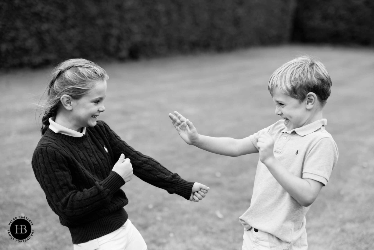 children-play-togehter-on-family-photo-shoot-oxted