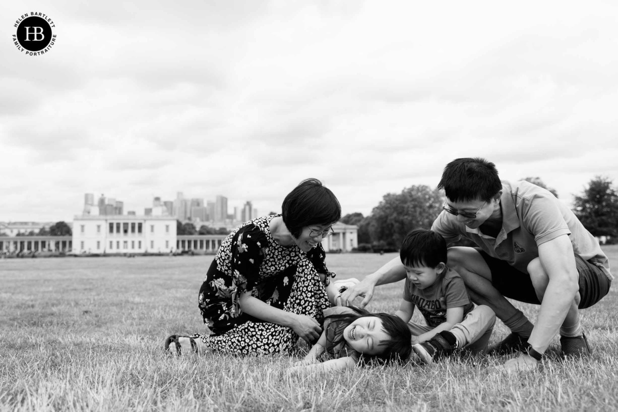 familiy-laughing-together-greenwich-park