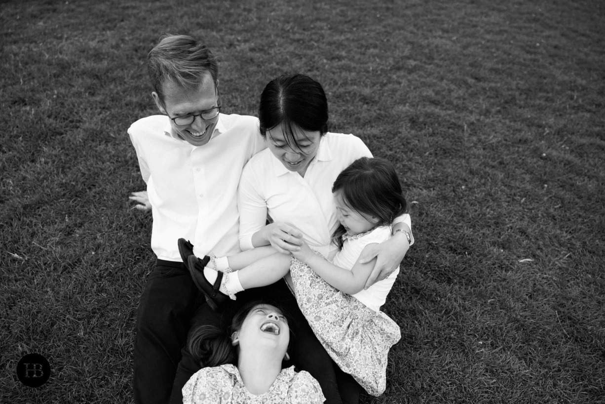 laughing-family-group-photograph-regents-park