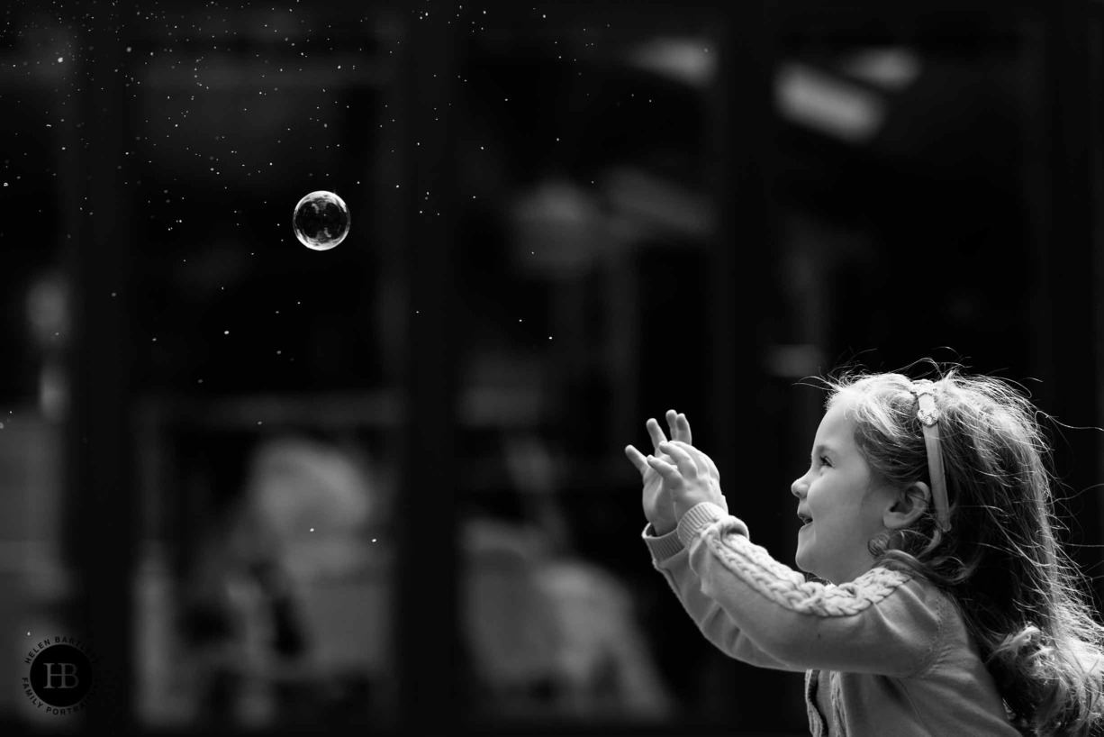 little-girl-play-bubbles-family-photo-shoot-east-london