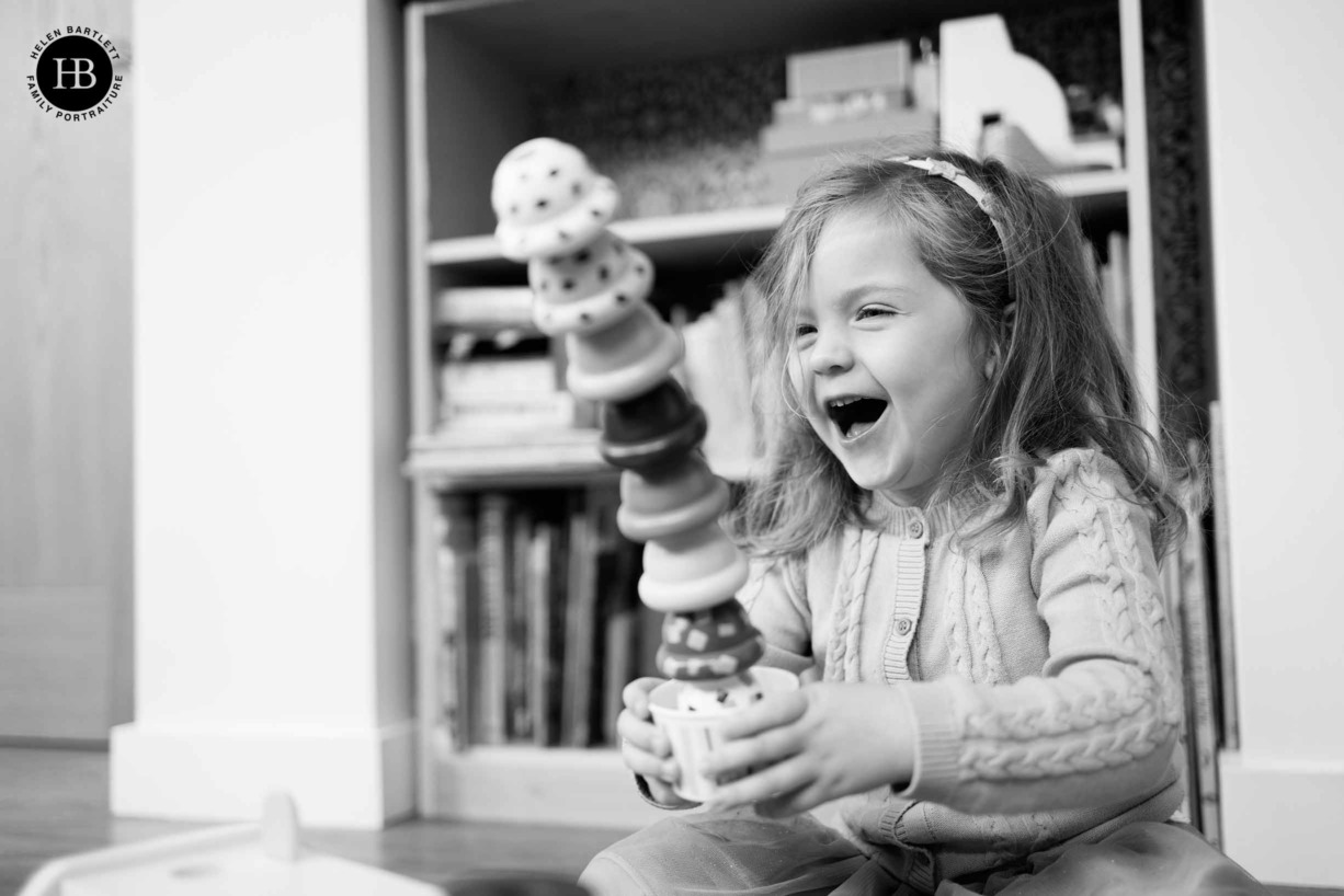 little-girl-plays-wooden-ice-cream-family-photography