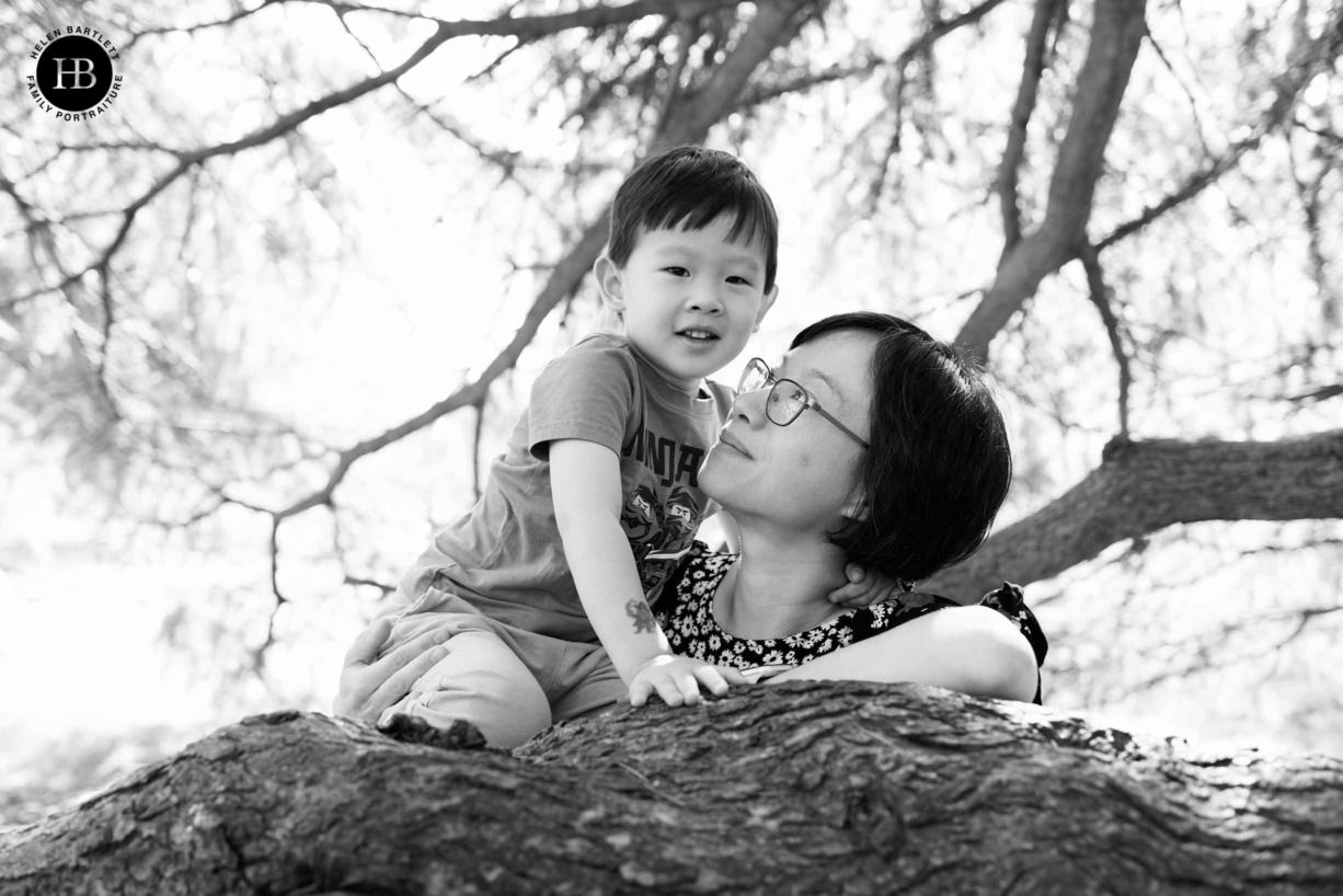 mum-and-little-boy-play-in-trees-greenwich