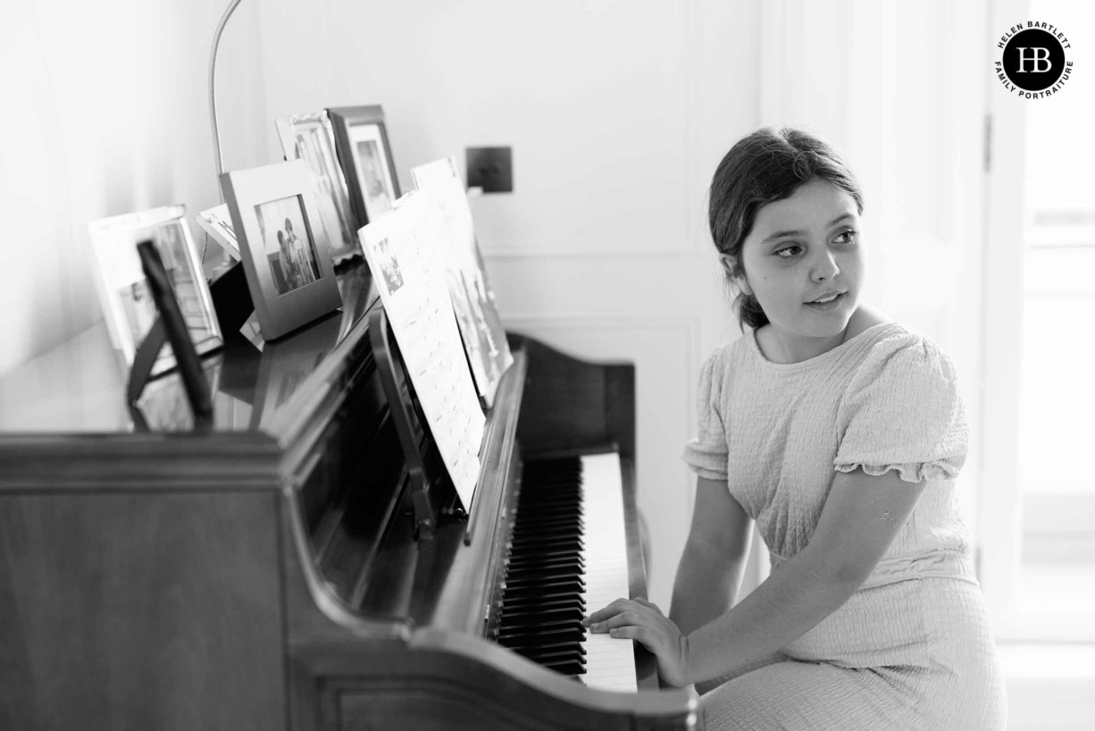 girl-sits-at-piano