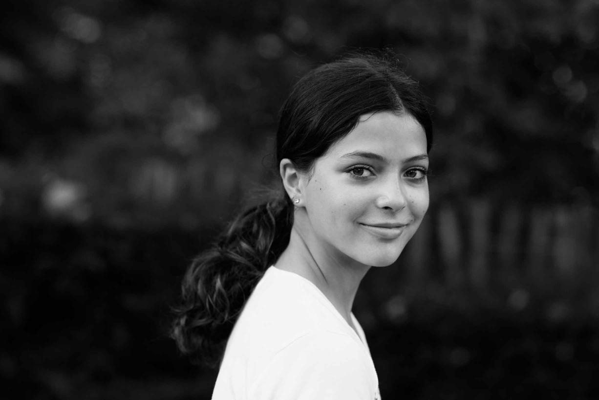 smiling-teenager-family-photo-shoot