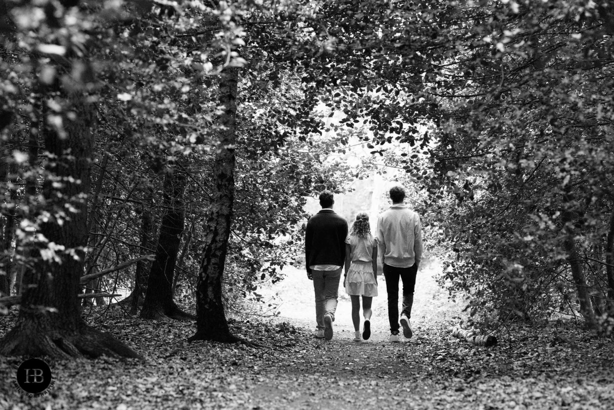 teenage-sibilngs-walk-togehter-wimbledon