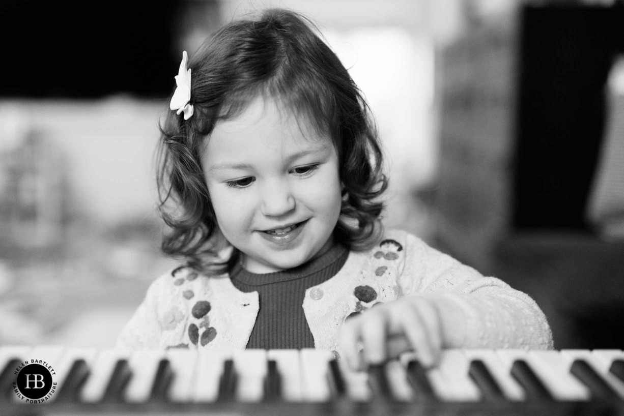 little-girl-plays-piano