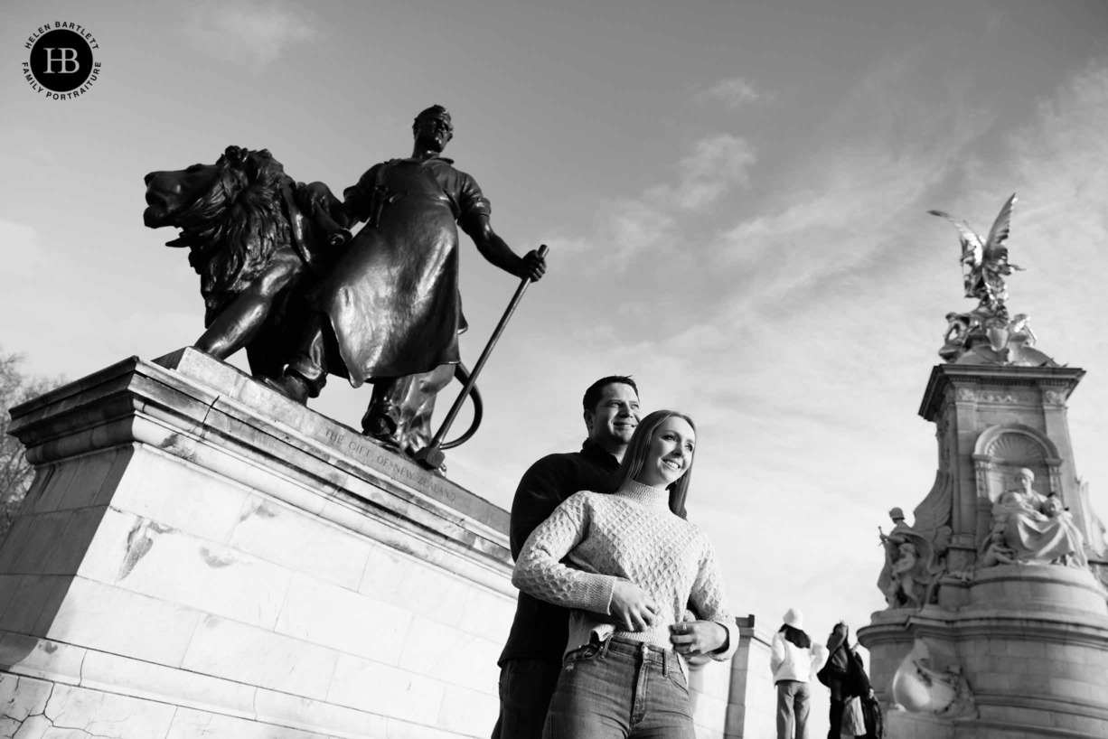 couple-portrait-with-victoria-monument-buckingham-palace