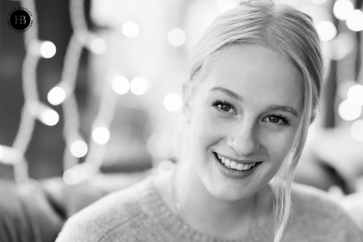 indoor-portrait-teenager-with-christmas-light