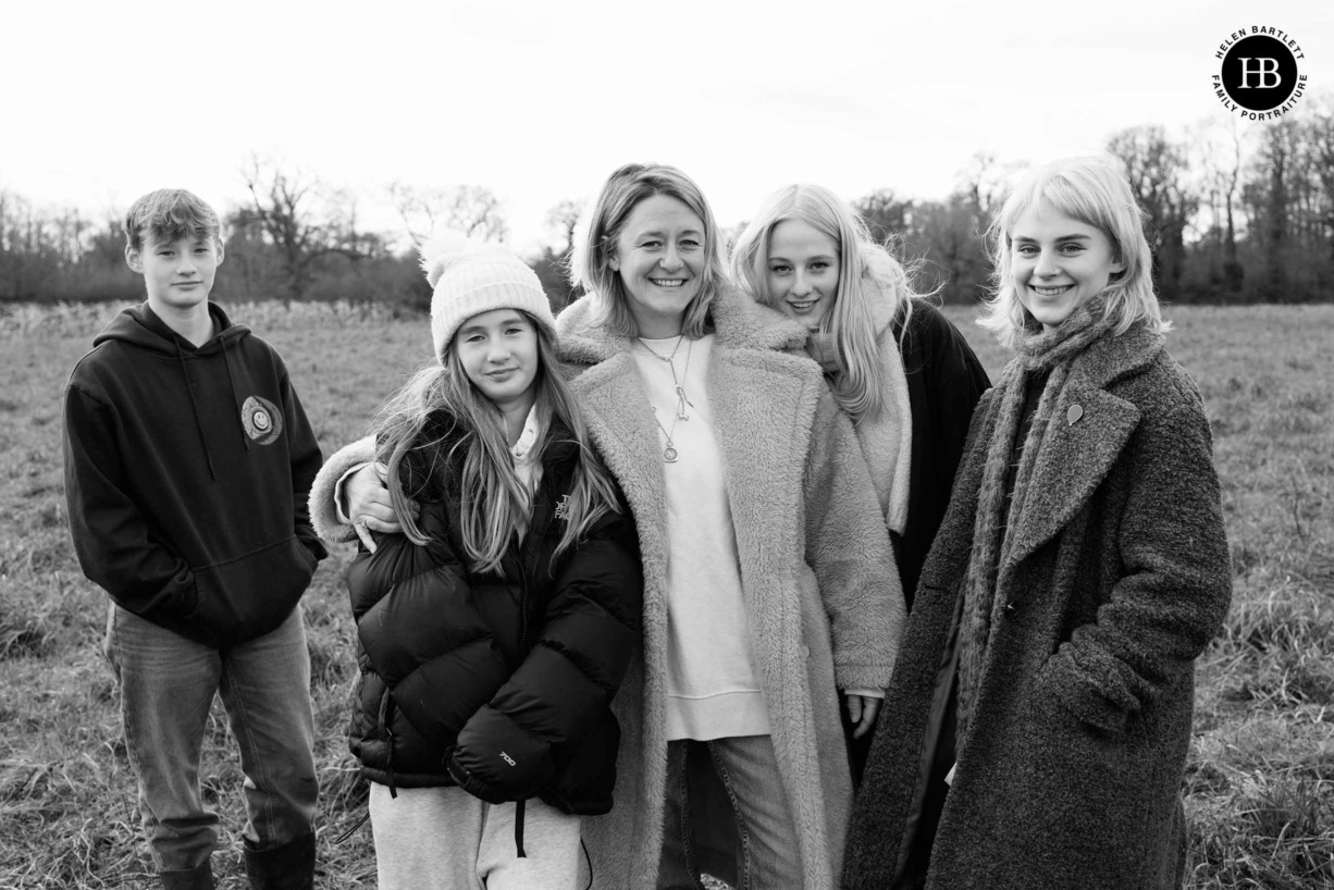 relaxed-family-photo-in-field