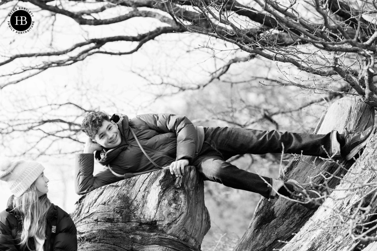 teemager-portrait-in-tree