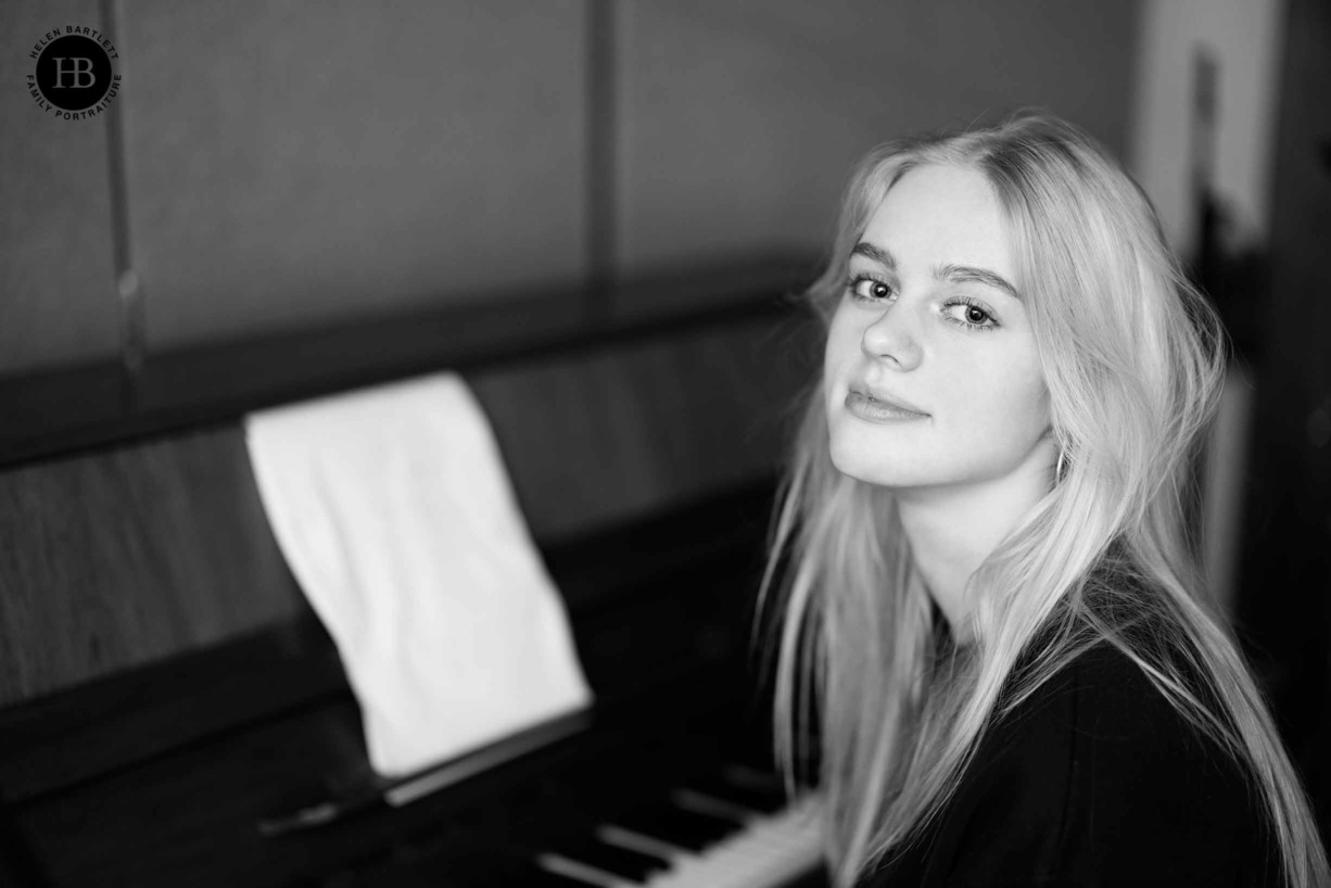 teenager-portrait-with-piano