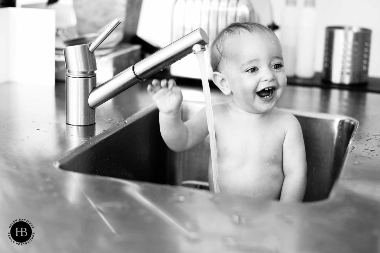 baby-washing-in-sink-at-home-family-photography