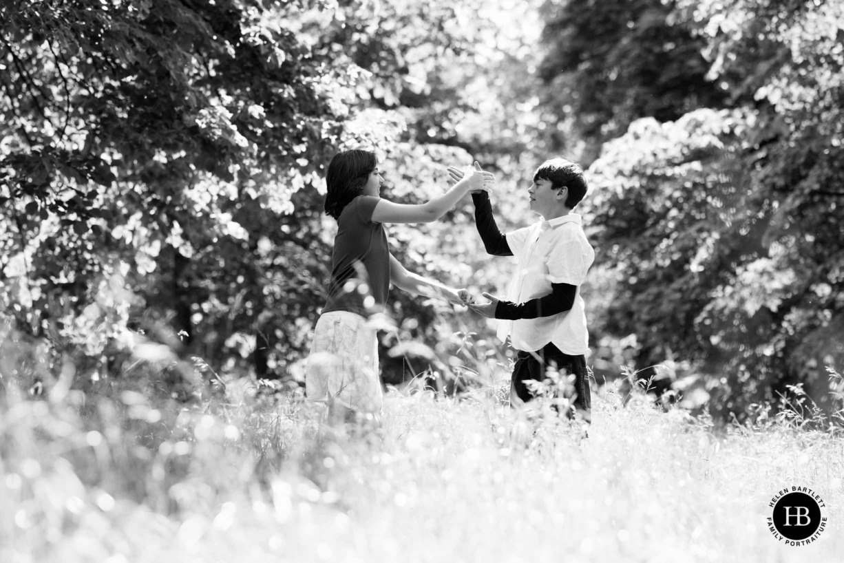 teenagers-clapping-game-family-photo-shoot